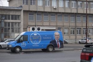 Komşudaki T&uuml;rk partisinin T&uuml;rk&ccedil;e se&ccedil;im klibine yasak