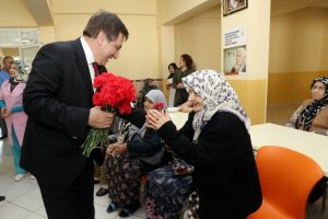 Bursa Valisi K&uuml;&ccedil;&uuml;k'ten huzurevine ziyaret