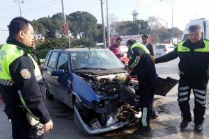 İki otomobil &ccedil;arpıştı: 5 yaralı