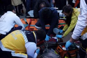 Zonguldak'ta otomobil yayalara &ccedil;arptı: 1 &ouml;l&uuml;, 1 yaralı