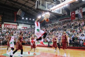 Pınar Karşıyaka yarı final kapısını araladı