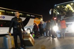 Bulgaristan'da yollar kesildi ama... Bursa'dan binlerce kişi yola &ccedil;ıktı