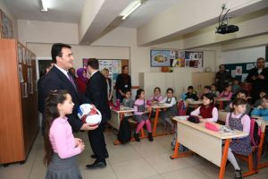 Bursa'da se&ccedil;im vaatlerini yerine getiremeyen &ouml;ğrenciye destek