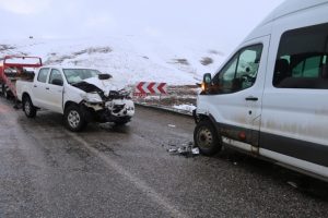 &Ouml;ğrenci servisiyle kamyonet &ccedil;arpıştı: 17 yaralı