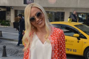Lerzan Mutlu kuryeye &ccedil;arptı, poz verdi!