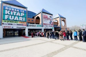 Bursa Valisi K&uuml;&ccedil;&uuml;k, fuarda 50'den fazla kitap aldı