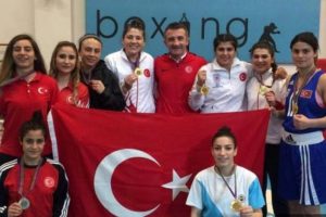 Kadın boks&ouml;rler Bak&uuml;'de fırtına gibi esti