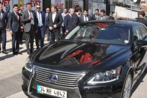 Bakan, Almanya'da &uuml;retilen makam aracını değiştirdi