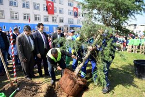 Bursa Osmangazi'de okul bah&ccedil;esi yeşillendirildi