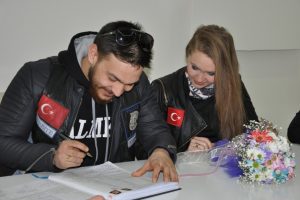 Nikahlarına motosikletle gittiler