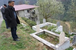 Ayılar mezarlığa dadandı k&ouml;yl&uuml;ler n&ouml;bette!