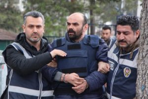 Katil, &ouml;ld&uuml;rd&uuml;ğ&uuml; gencin annesinin evini ziyaret etmiş