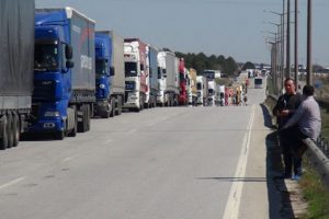 Sınırda TIR kuyruğu 7 kilometreye ulaştı