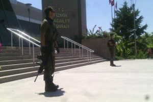 İzmir'de ihra&ccedil; edilen 3 hakim ve savcı tutuklandı