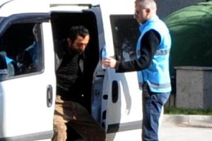 Meslektaşlarını yaralayan ş&uuml;pheliye su i&ccedil;irdi