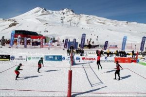 Erciyes'te &Uuml;niversitelerarası 'Kar Voleybolu' heyecanı