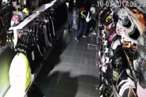Mağaza sahiplerini tedirgin eden "motosikletli &ccedil;ete" kamerada