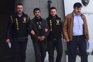 Bursa'da biber gazlı taksi gasp&ccedil;ısı kar tanesi desenli kazağı ele verdi