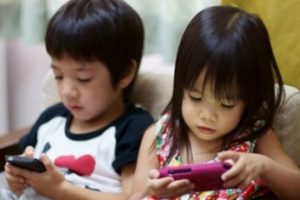 Tablet ve telefon n&ouml;rolojik hastalıkları artırıyor