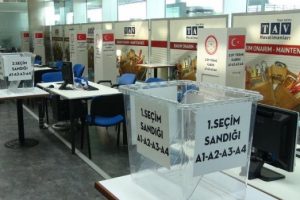 Atat&uuml;rk Havalimanı'nda se&ccedil;im sandıkları konuldu