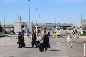 Bulgaristan'a gitmek isteyen T&uuml;rkler sınırı y&uuml;r&uuml;yerek ge&ccedil;meye başladı