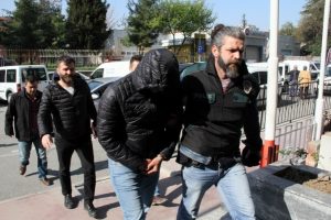 26 adrese uyuşturucu baskını: 20 g&ouml;zaltı