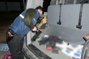 Aksaray'da minib&uuml;s&uuml;n her yerinden ka&ccedil;ak sigara &ccedil;ıktı