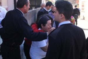 İntihar eden eşini g&ouml;rmek isteyen kadının feryadı y&uuml;rek yaktı