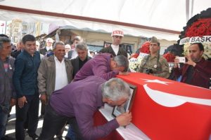 Osmaniye şehidini g&ouml;zyaşlarıyla uğurladı