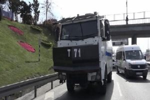 &Uuml;nl&uuml; oyuncu Şoray Uzun'un otomobiline TOMA &ccedil;arptı