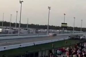 140 kilometre hızla bariyerlere &ccedil;arptı