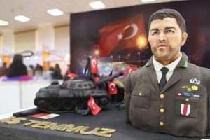 Halisdemir'e b&uuml;y&uuml;k ayıp! Pastadan heykelini yaptılar