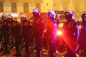 1150 polis 'acil' koduyla &ccedil;ağrıldı, kent ayaklandı