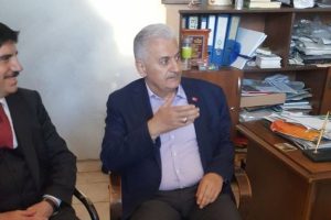Başbakan Yıldırım &ccedil;ay i&ccedil;meye davet eden esnafı kırmadı