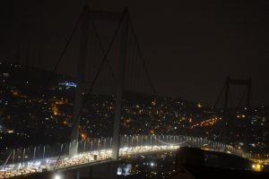 İstanbul'un anıtsal yapıları karanlığa b&uuml;r&uuml;nd&uuml;