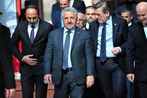 Bakan Arslan Bursa'da konuştu: Ortaya &ccedil;ıkan zararı millet &ccedil;ekiyor