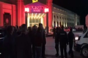 Serdar Orta&ccedil;'ın Bulgaristan konserinde kırmızı alarm