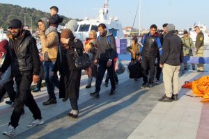 67 g&ouml;&ccedil;men botları batmak &uuml;zereyken kurtarıldı