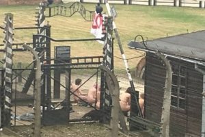 &Ccedil;ıplak eylemciler Auschwitz toplama kampında koyun &ouml;ld&uuml;rd&uuml;