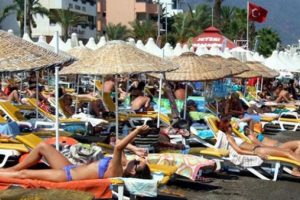 İsve&ccedil;'ten sezonun ilk turist kafilesi geldi