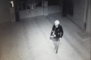 Camiyi soyup Kur'anı Kerim'leri &ccedil;aldılar