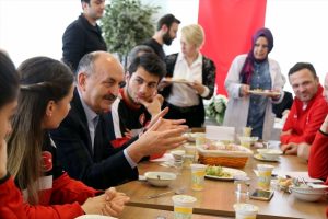 &Ccedil;alışma ve Sosyal G&uuml;venlik Bakanı M&uuml;ezzinoğlu Bursa'da konuştu