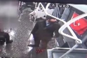 Otob&uuml;ste T&uuml;rk bayrağına &ccedil;irkin saldırı