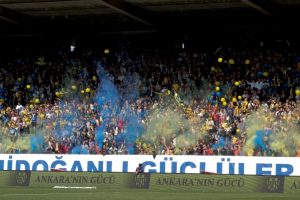 Ankarag&uuml;c&uuml; taraftarından trib&uuml;n şov