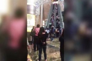 AVM'de y&uuml;r&uuml;yen merdiven faciası: 18 yaralı