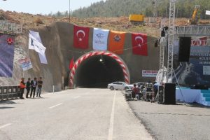 Bakanlardan Mersin'de t&uuml;nel a&ccedil;ılışı