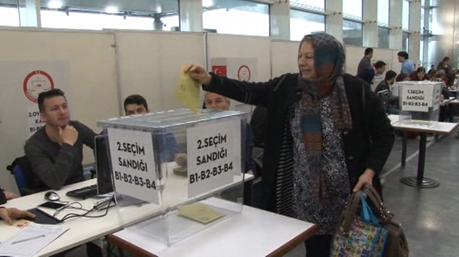 Referandum oylaması sınır kapılarında bug&uuml;n başladı