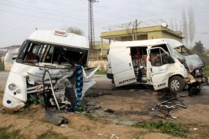 Minib&uuml;sler &ccedil;arpıştı: 1 &ouml;l&uuml;, 18 yaralı