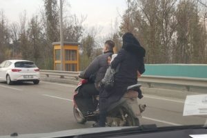 Bursa'da motosikletle tehlikeli yolculuk