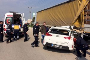 Bursa'da otomobil park halindeki TIR'ın altına girdi